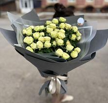 Букет Белые кустовые розы Солинеро в Новопавловске