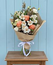 Букет цветов из:  Альстромерии, Лизиантусы, Розы и Хризантемы в Новопавловске