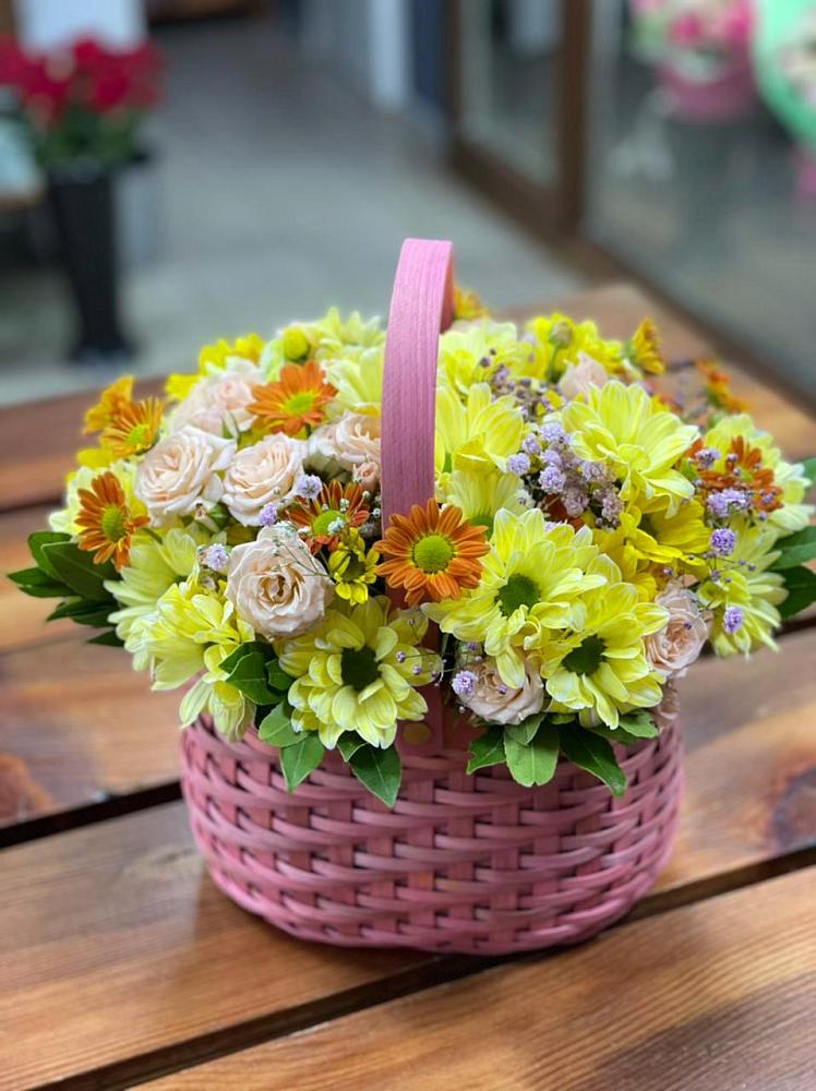 Цветочная композиция из Хризантемы и Розы в корзине в Новопавловске