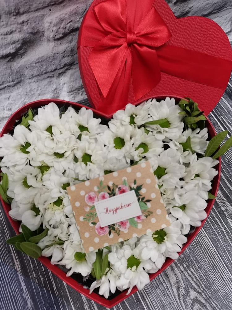 Цветочная композиция из Хризантемы в виде сердца в Новопавловске