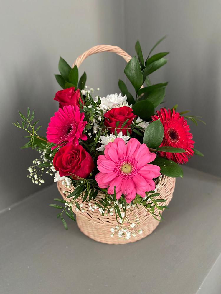 Цветочная композиция из Розы, Хризантемы и Герберы в корзине в Новопавловске