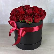 Цветочная композиция из Розы в шляпной коробке в Новопавловске