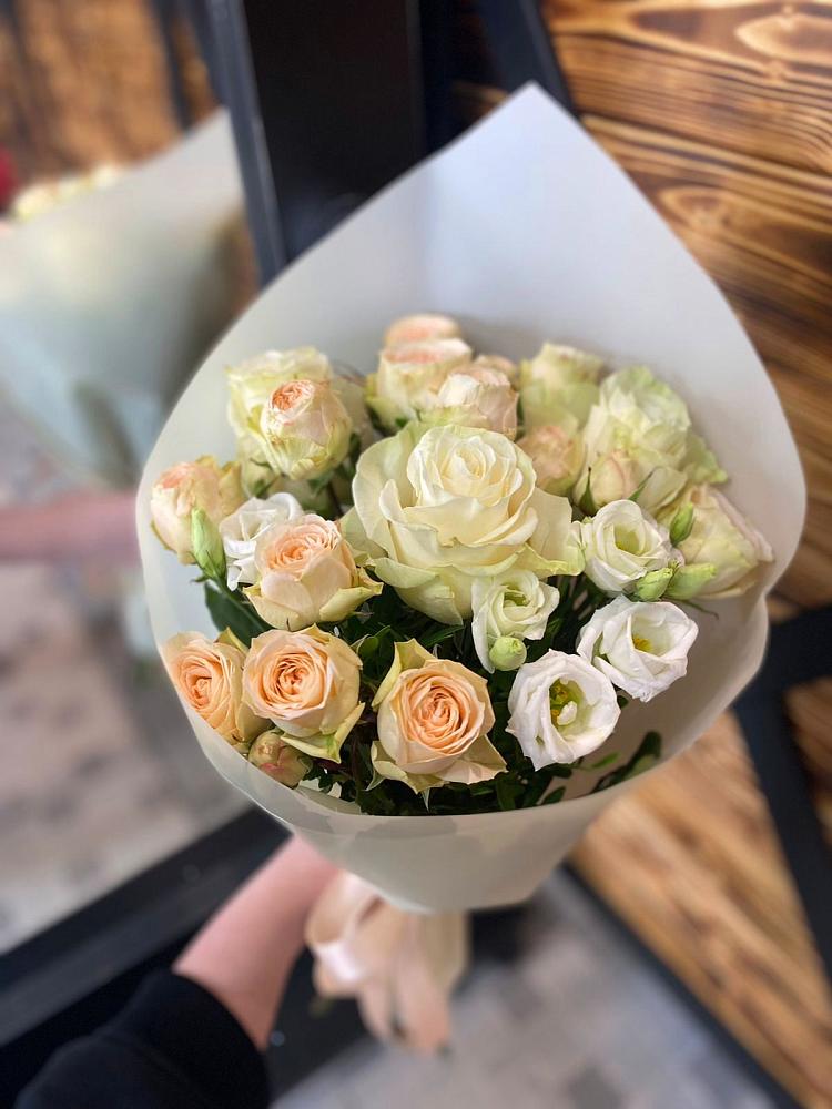 Букет цветов из: Розы и Лизиантусы в Новопавловске